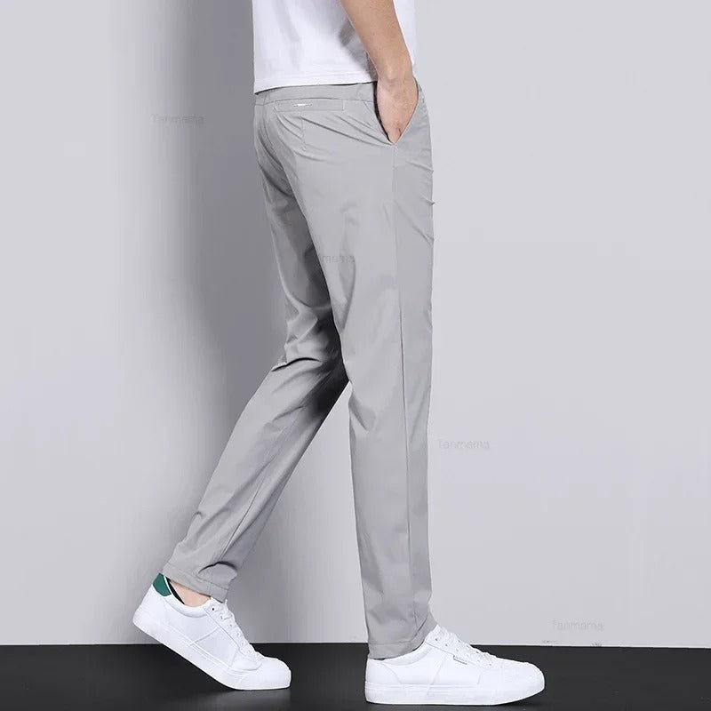 Grå herrebukser med stretch, slimfit design, perfekte for både casual og forretningsbruk.