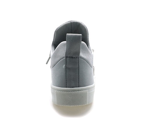 Nærbilde av tekstur på grå slip-on herresko, viser komfort og enkel stil. Allsidige hverdagssko.