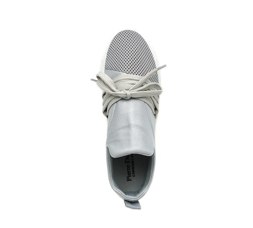 Mann i komfortable grå slip-on herresko, perfekt for fritid og casual bruk. Stilige herresko.