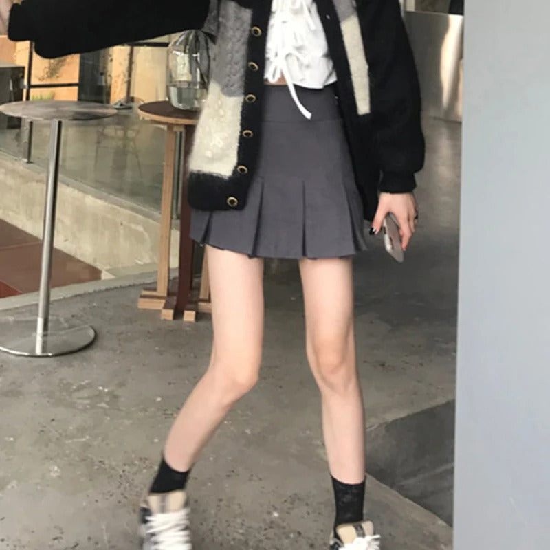 Svart plissert skjørt for dame, minilengde, perfekt for streetwear.