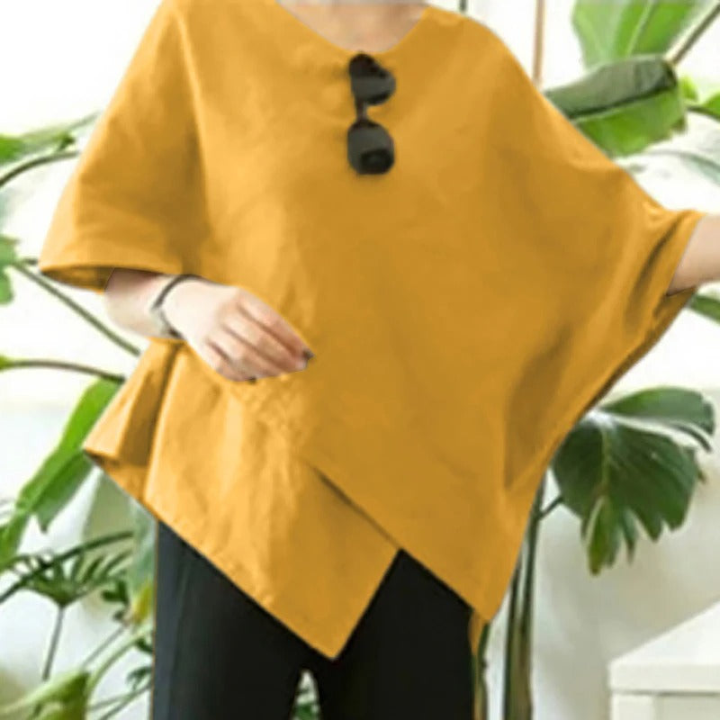 Stilren hvit damebluse med asymmetrisk snitt og halvermete ermer, elegant og komfortabel.
