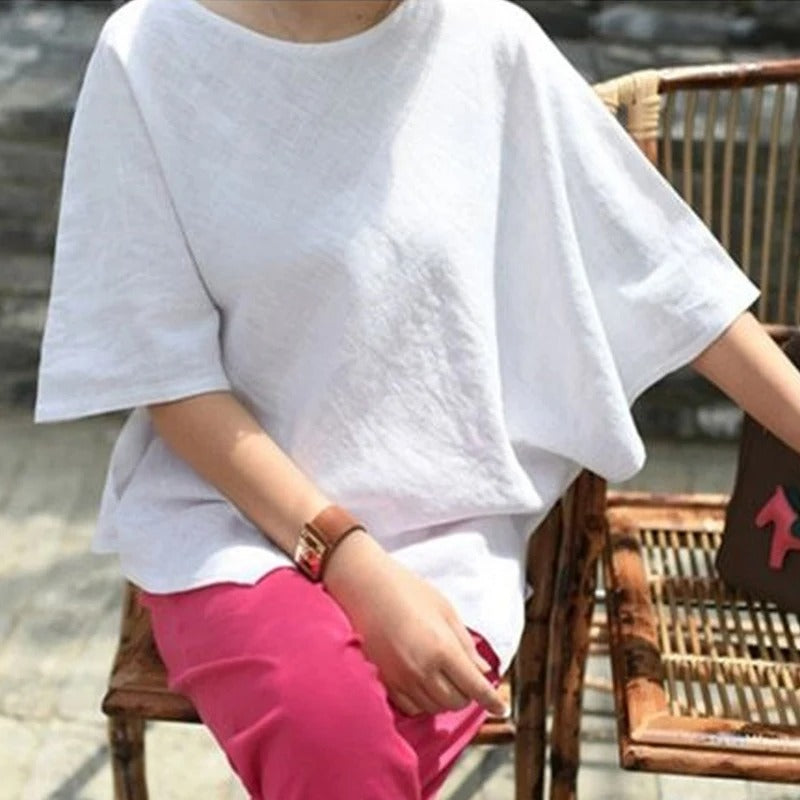 Asymmetrisk gul kvinnebluse, elegant design med halvermete ermer for komfortabel stil.