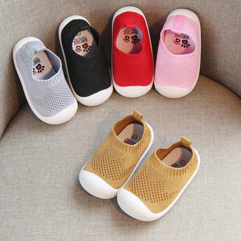 Svarte lettvektssko for baby, med fleksibel såle, perfekt for de første skrittene.