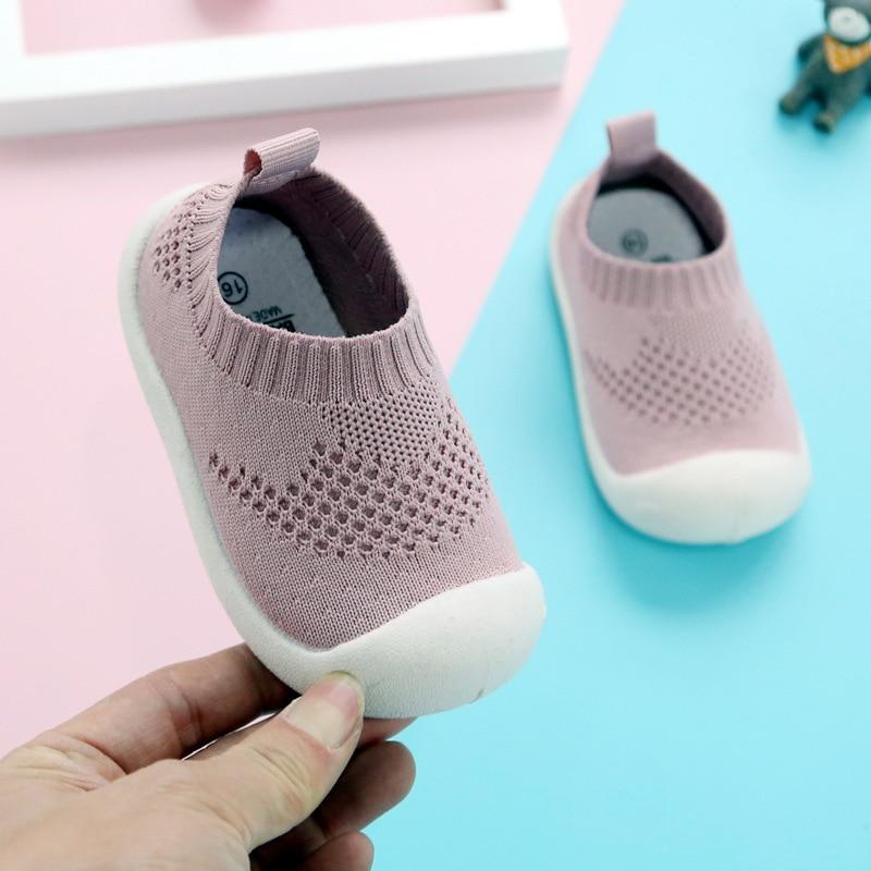 Rosa babysko, lettvekt og fleksible, gir optimal komfort for små føtter.