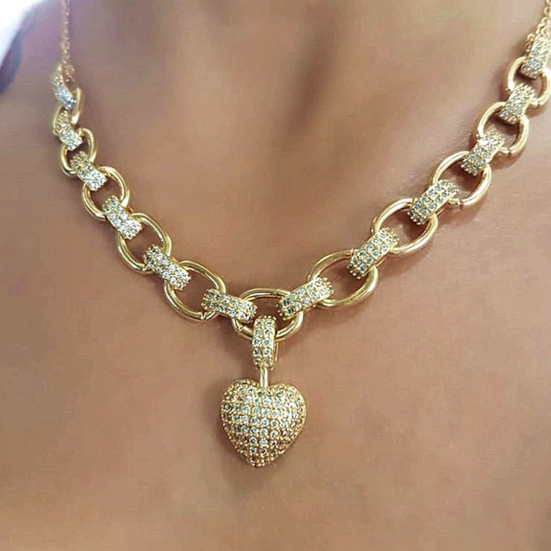 Gullbelagt hjertehalskjede med glitrende zirconia for damer, elegant smykke.