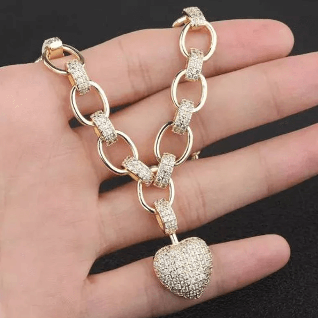 Glitrende platinabelagt hjertehalskjede med zirconia, et skinnende smykke til dame.