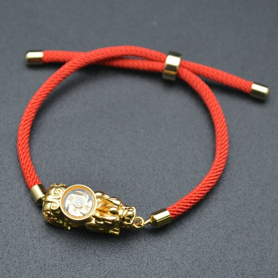 Rødt Pixiu armbånd med gullbelagt amulett. Lykkebringende smykke for velstand & beskyttelse, gave til henne.