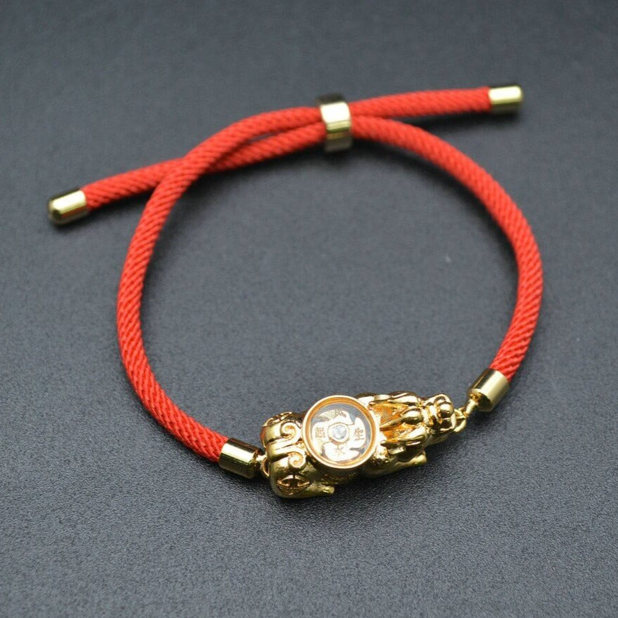 Pixiu amulettarmbånd i rødt med gullbelagt sjarme. Bringer lykke, velstand & beskyttelse til kvinner. Trendy smykke.