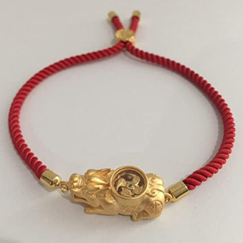 Elegant rødt Pixiu armbånd for kvinner. Gullbelagt amulett som symboliserer lykke, velstand & beskyttelse. Flott gave.