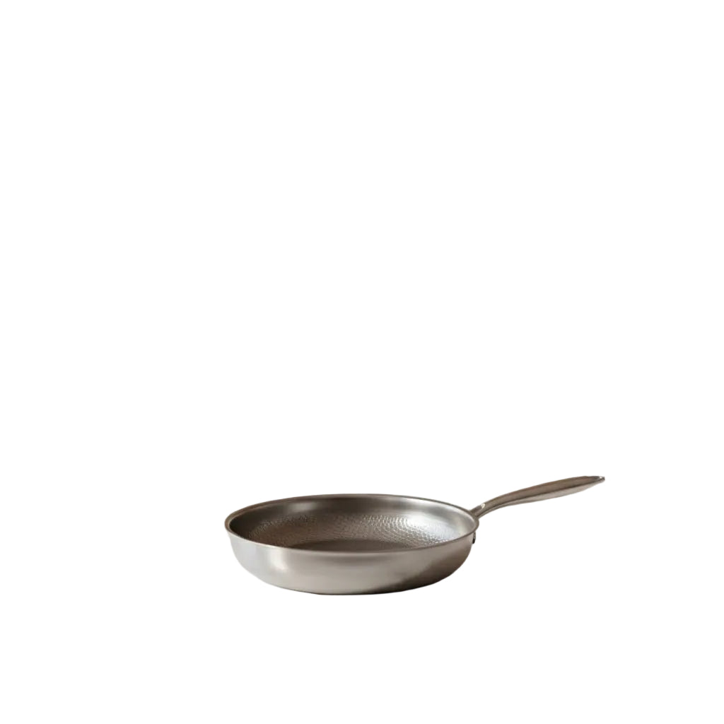 Håndhamret induksjons stekepanne i titan. Slitesterk non-stick panne for effektiv matlaging på alle typer kokeplater.