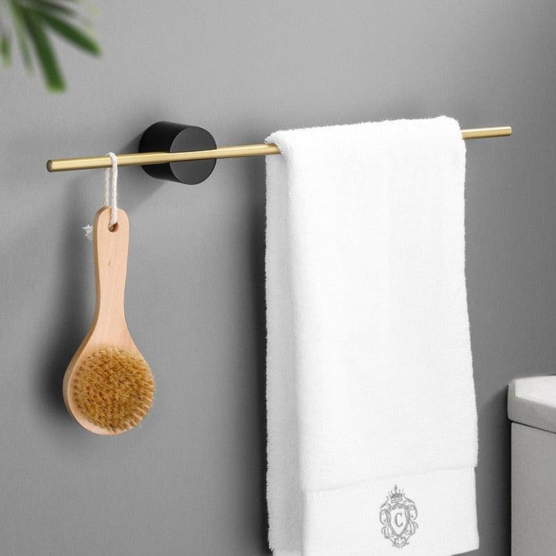 Minimalistisk håndkleholder i metall; perfekt for oppbevaring av håndklær på badet.