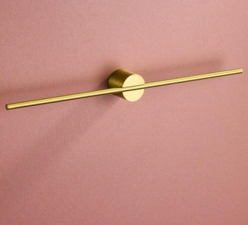 Sølvfarget metall håndkleholder med justerbar stang; gir et minimalistisk og ryddig interiør.