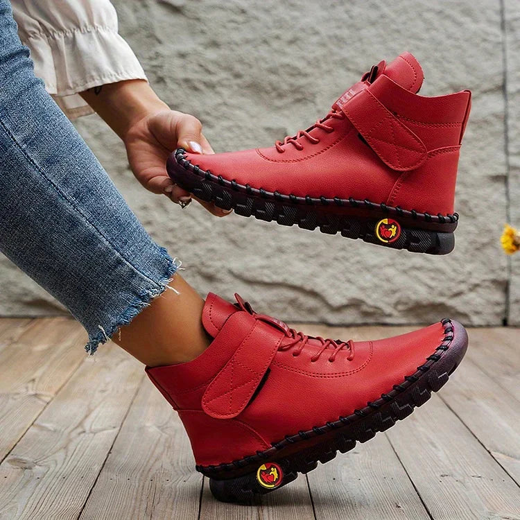Profilbilde av stilige, håndlagde kvinnestøvler. Komfortable sneakerstøvler for motebevisste.