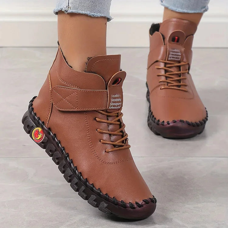 Frontvisning av moderne damestøvler: Håndlagde sneakerstøvler for stil og komfort i hverdagen.