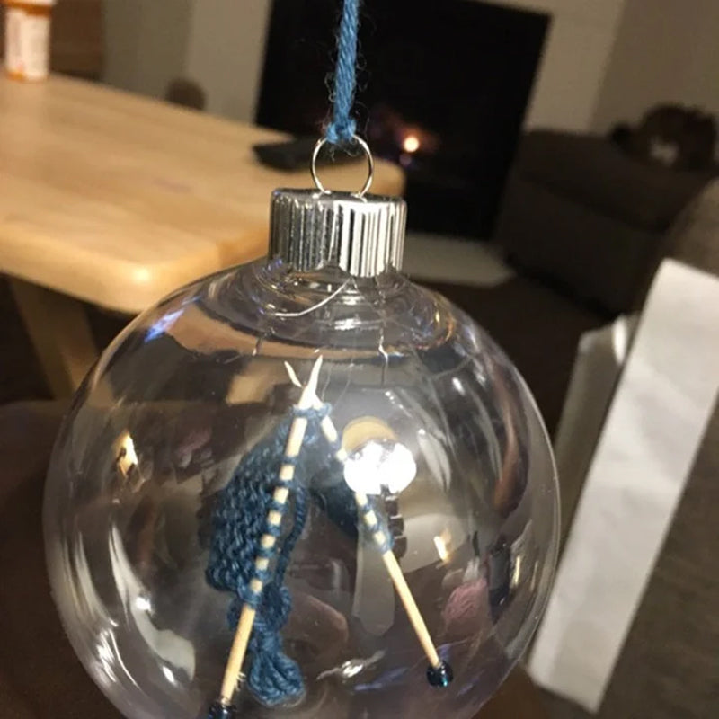 Stilfull akrylpynt med strikkemotiv. Håndlaget julepynt, flott gave til strikkeprosjekt-elskere.