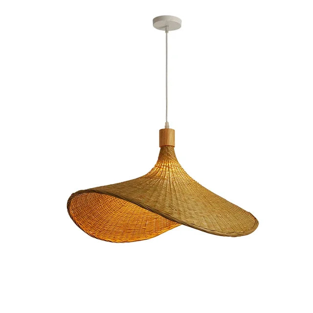 Håndlaget bambus pendellampe i rustikk boho stil, perfekt for stue eller spisestue.