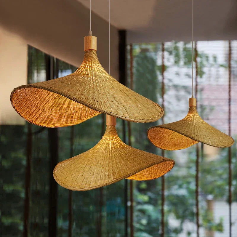 Miljøvennlig, flettet bambuslampe. En vakker pendellampe for naturlig interiør belysning.