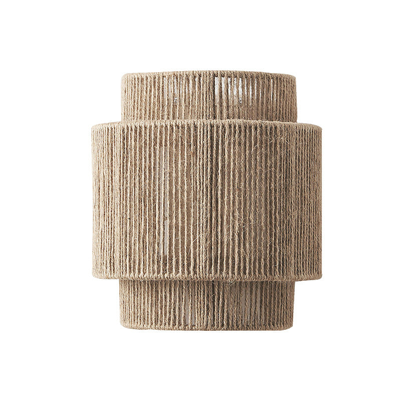 Håndlaget bohemsk vegglampe i naturlig rattan, perfekt for et varmt og innbydende interiør.