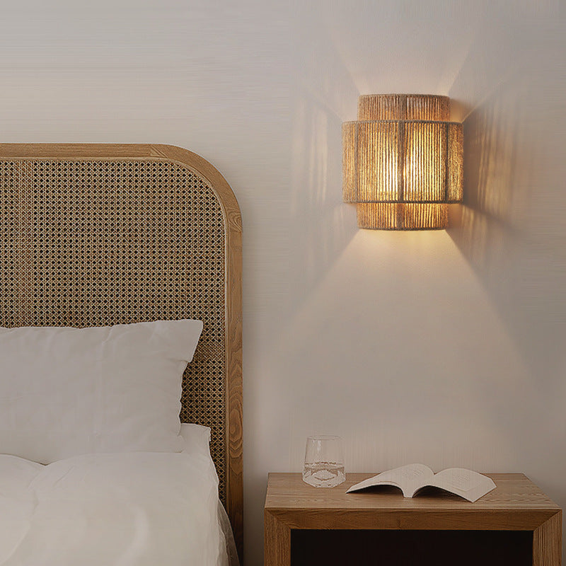 Organisk design rattan vegglampe med intrikate flettemønster. Ideell som stemningsbelysning i stuen.