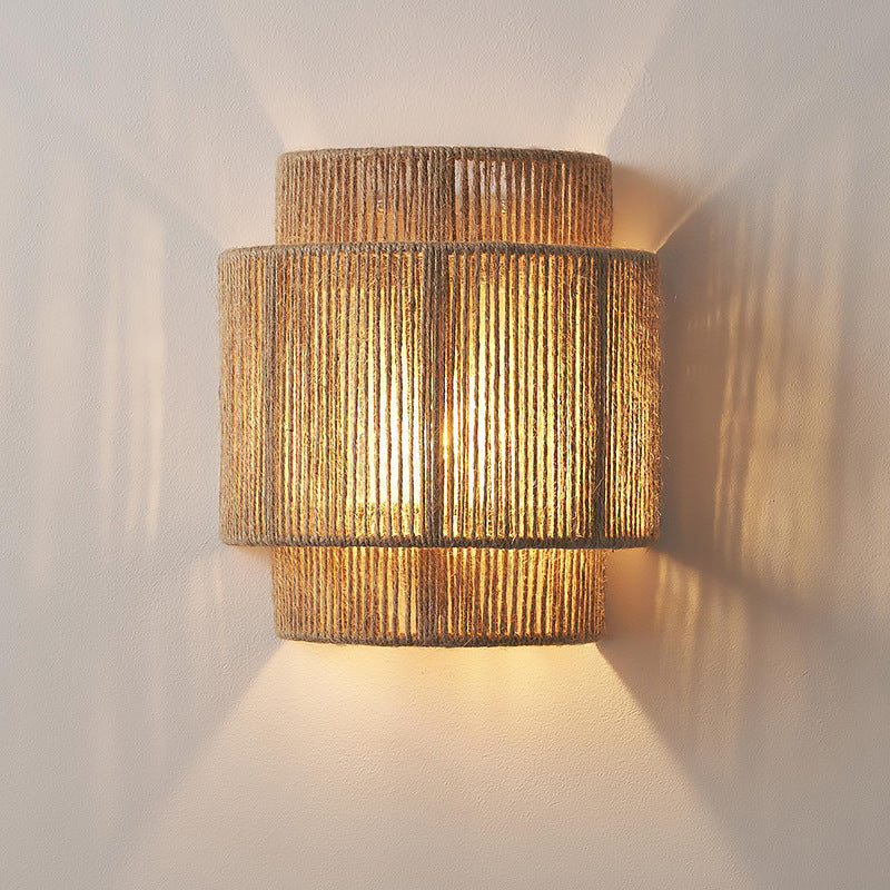 Veggbelysning i bohemsk stil, flettet av bærekraftig rattan. Skaper en koselig atmosfære i ethvert rom.