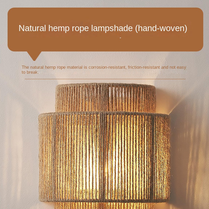 Eksklusiv bohemsk vegglampe i rattan, håndflettet for unik dekor og varm belysningseffekt.