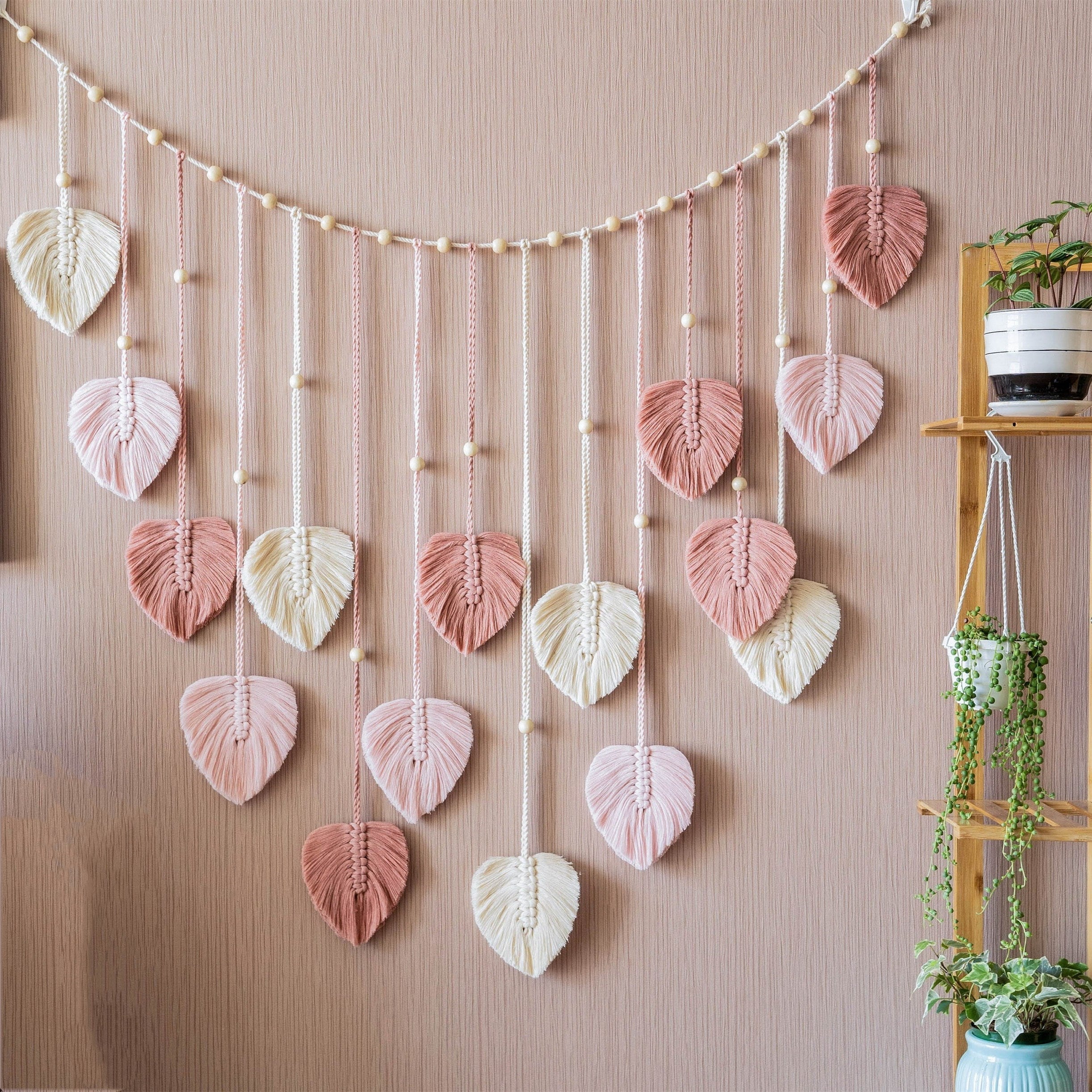 Unik håndlaget makramé krans i naturlig bomull, perfekt for boho interiørdesign og veggdekor.