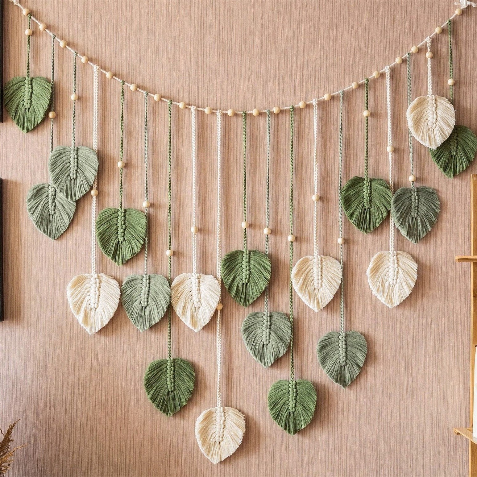 Delikat makramé veggdekor med unike bladdesign. Håndlaget krans av bomull for boho hjemmet.