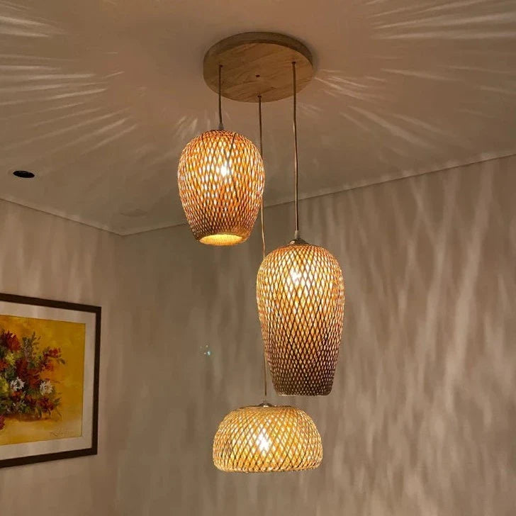 Naturlig taklampe i flettet rotan, gir varmt stemningslys til ethvert rom.