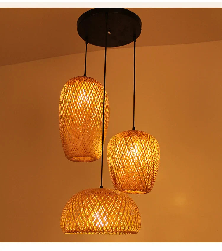 Elegant boho rotanlampe for en avslappet atmosfære. Ideell som soveromslampe.
