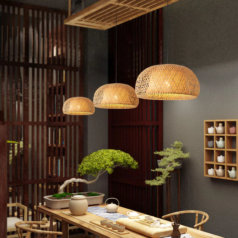 Rund rotan hengelampe med boho design, ideell belysning for spiseplass.