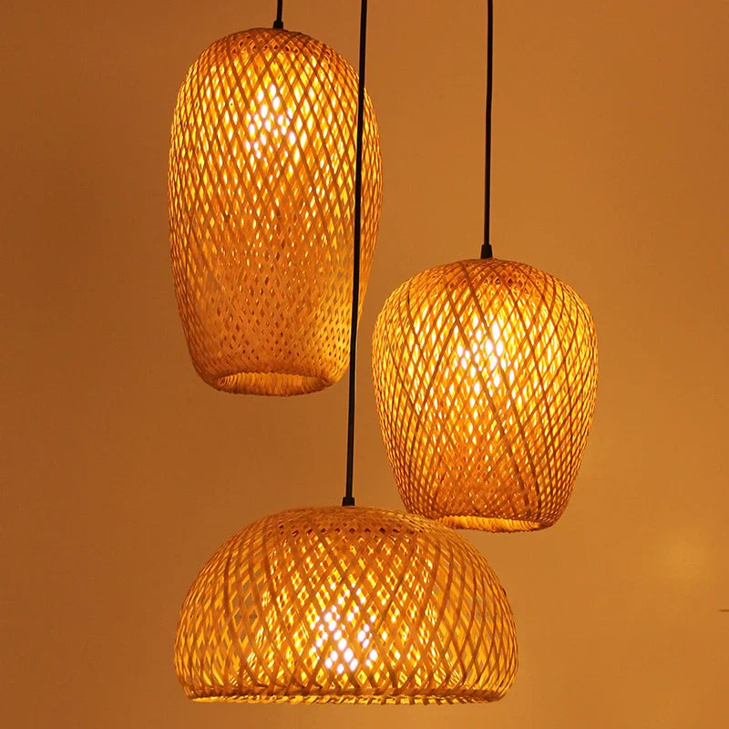 Stor flettet rotan lampe, gir et naturlig fokuspunkt i stuen.