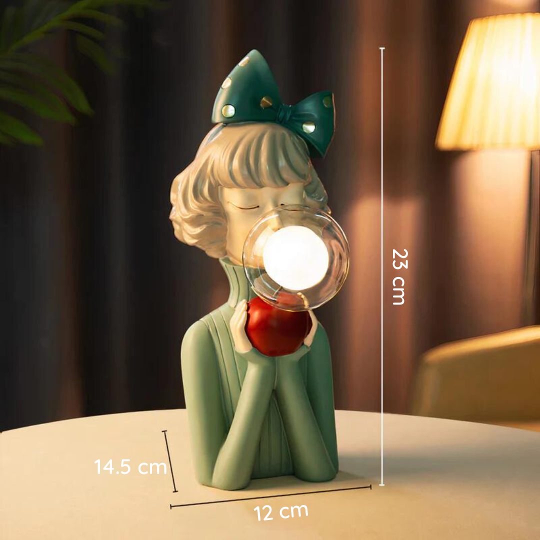 Stilfull håndlaget bordlampe, en eksklusiv belysningsdetalj for ditt hjem.