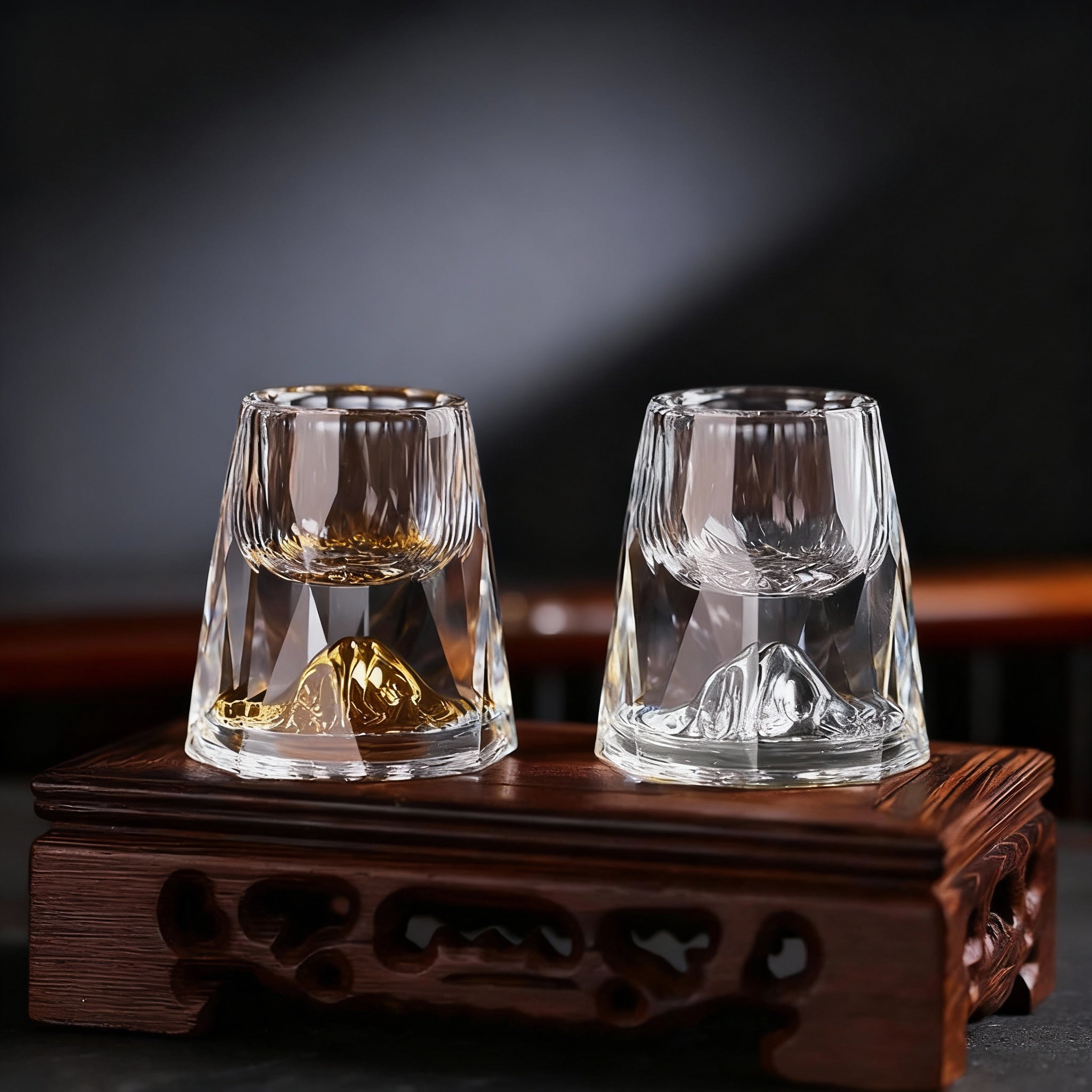 Vakkert sett med håndlagde krystallglass, prydet med gullaksent. Perfekt for servering av whisky og cocktailer.