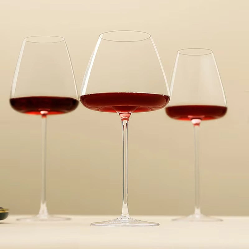Skinnende håndlaget krystallvinglass som reflekterer lys. Premium glass til vin.