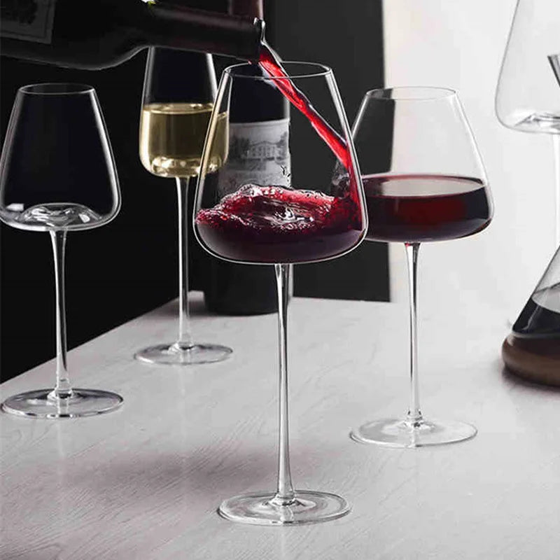 Elegant håndlaget rødvinsglass i krystall. Perfekt for burgunder og kraftige viner.