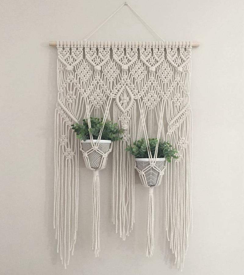 Boho macramé hylle med frynser, en sjarmerende håndlaget veggdekorasjon for ditt interiør.