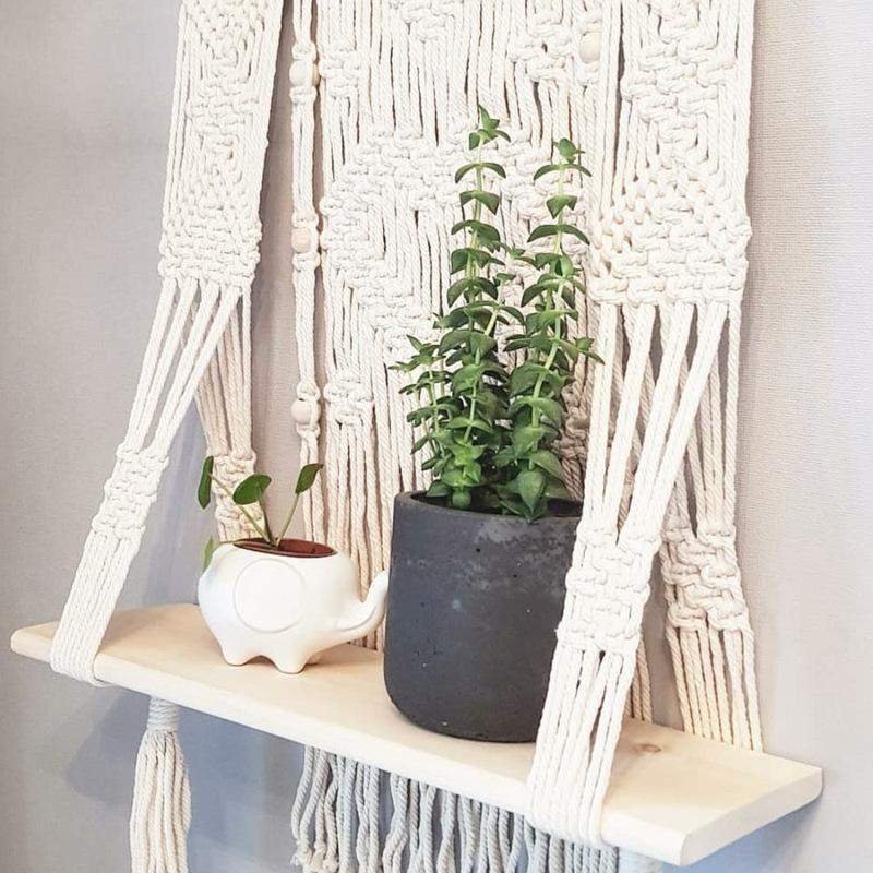 Macramé hylle, hengende boho veggdekorasjon, håndlaget interiørdetalj for stue eller soverom.