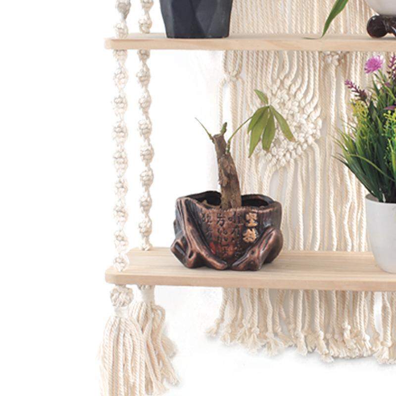 Elegant macramé hylle med frynser, perfekt som dekorativ oppbevaring og bohemsk veggdekor.
