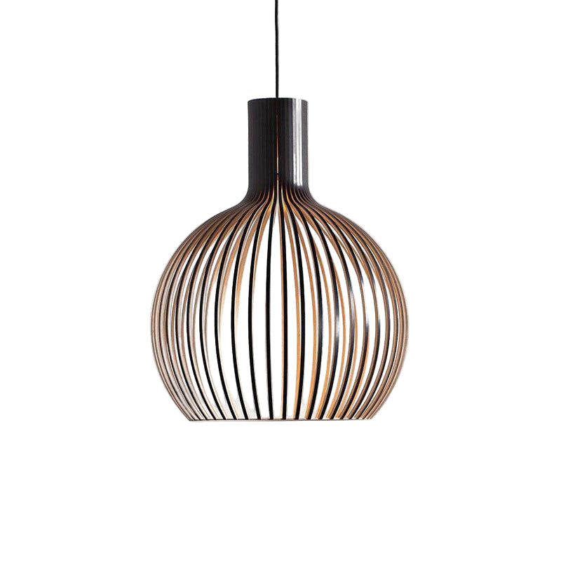 Håndlaget pendellampe i tre. Naturlig design, justerbar høyde. Perfekt for stue og spisestue.