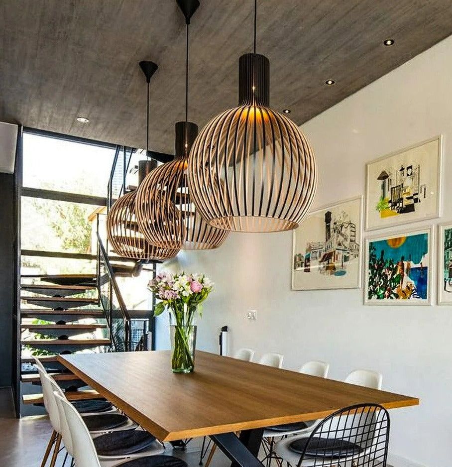 Minimalistisk tre pendellampe med justerbar høyde. Håndlaget design for et moderne interiør.