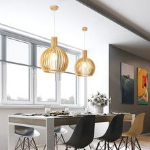Varm belysning fra håndlaget trependellampe. Ideell for spisestue, justerbar design.