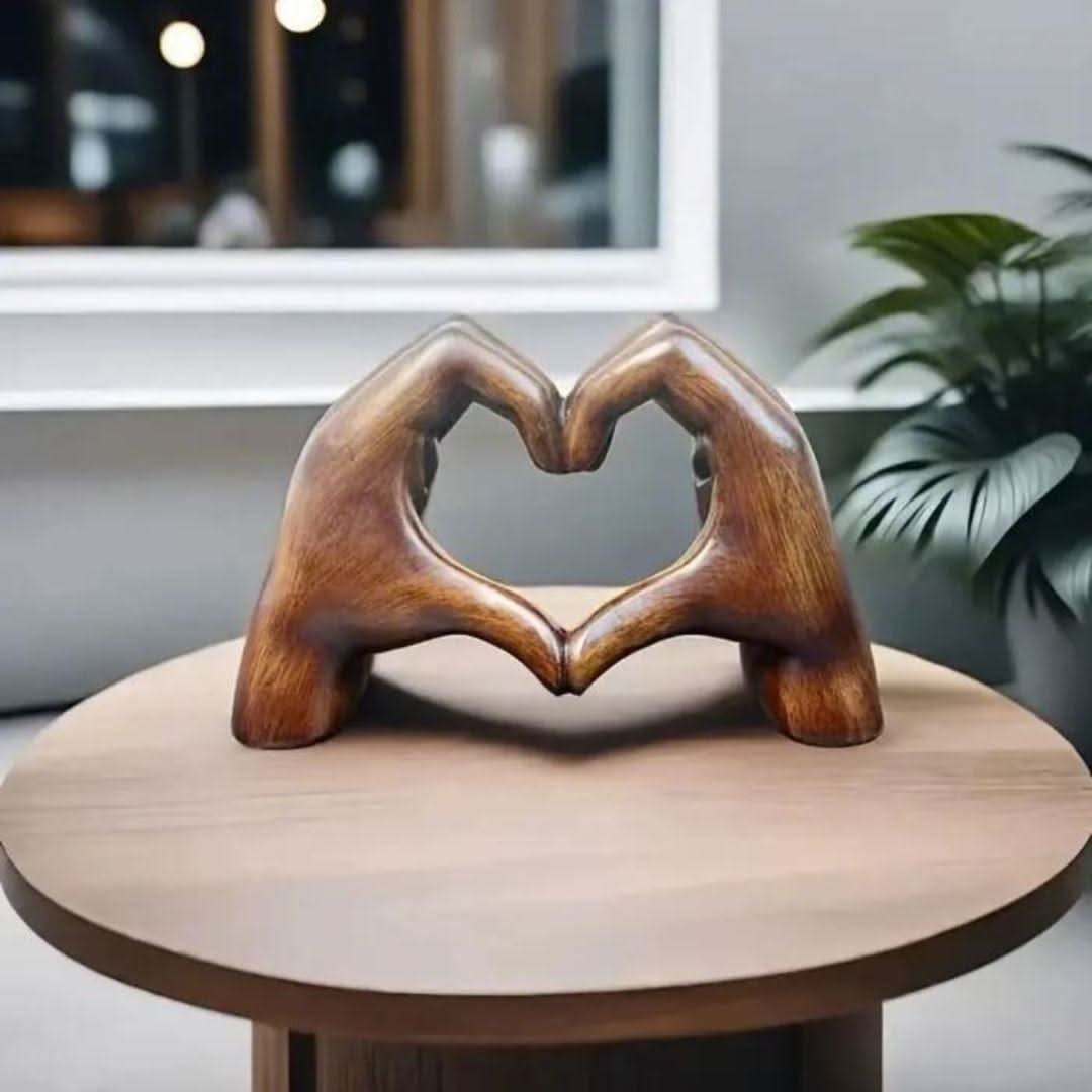 Detalj av håndlaget trefigur i naturlig tre. Kvalitetshåndverk for en rustikk interiørstil.
