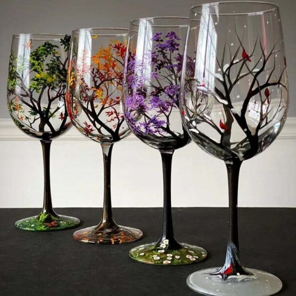 Elegant vinglass med håndmalte vårmotiver og delikate blomster; perfekt for vin og fest.