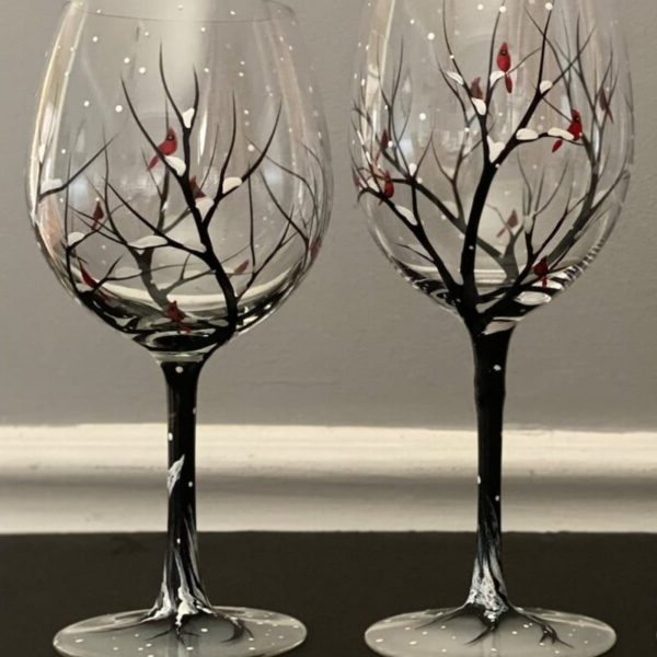 Sommerlig håndmalt vinglass med lyse motiver og solfylt stemning; ideelt for friske drikker.