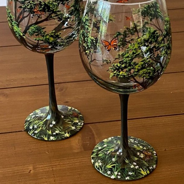 Vinterinspirert vinglass, håndmalt med snø og koselige motiver; perfekt til jul eller gave.