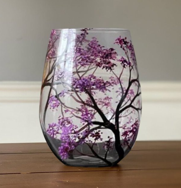 Eksklusivt håndmalt vinglass med fire årstidsmotiver, en kunstgave for kjøkken og interiør.