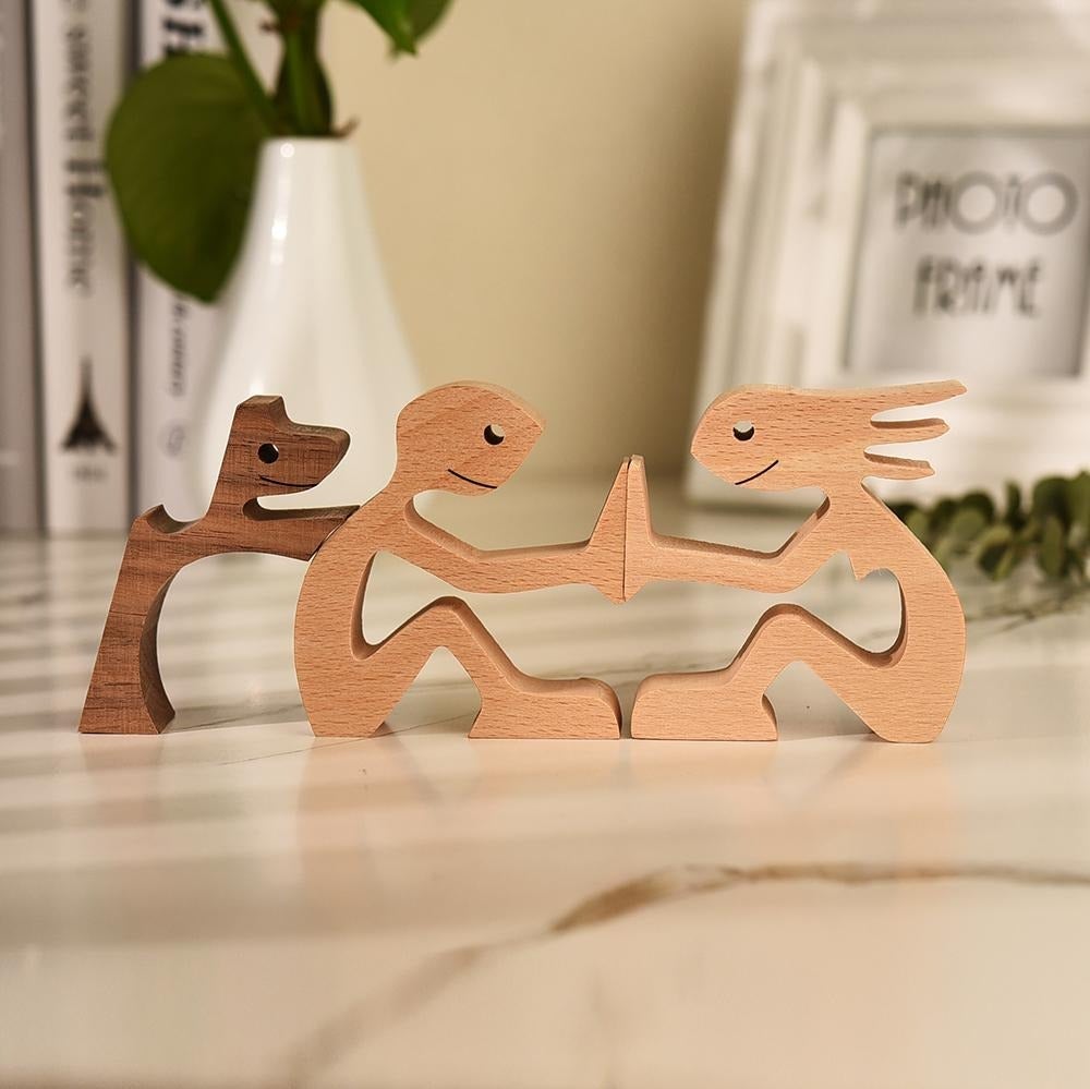 Minimalistisk trefigur av menneske og hund. Rustikk skulptur som dekorasjon for hundeelskere.