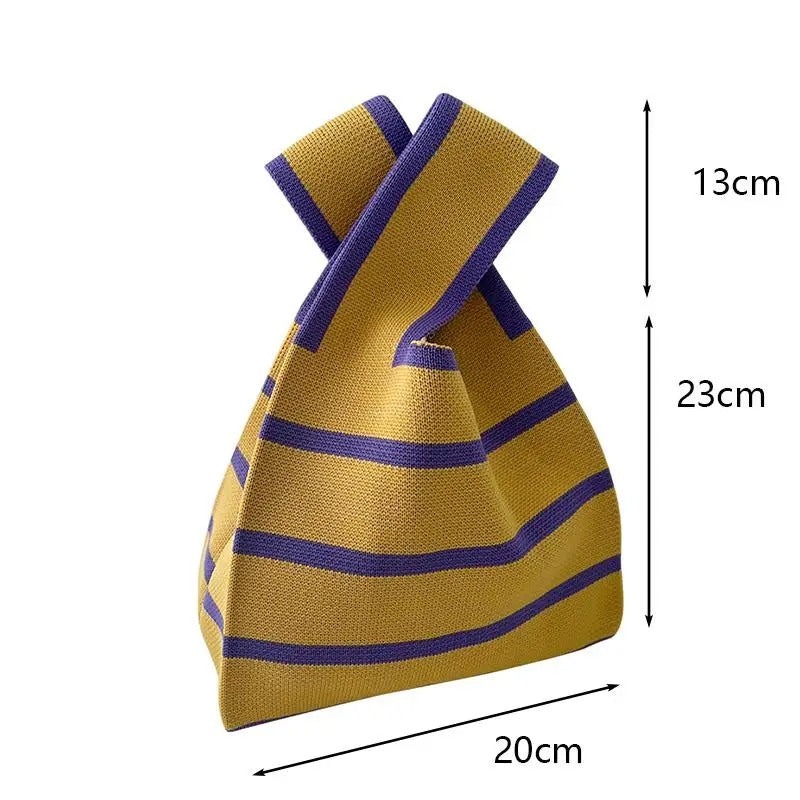 Detaljert bilde av håndstrikket minitaske. Kvalitets strikket veske med elegant design.