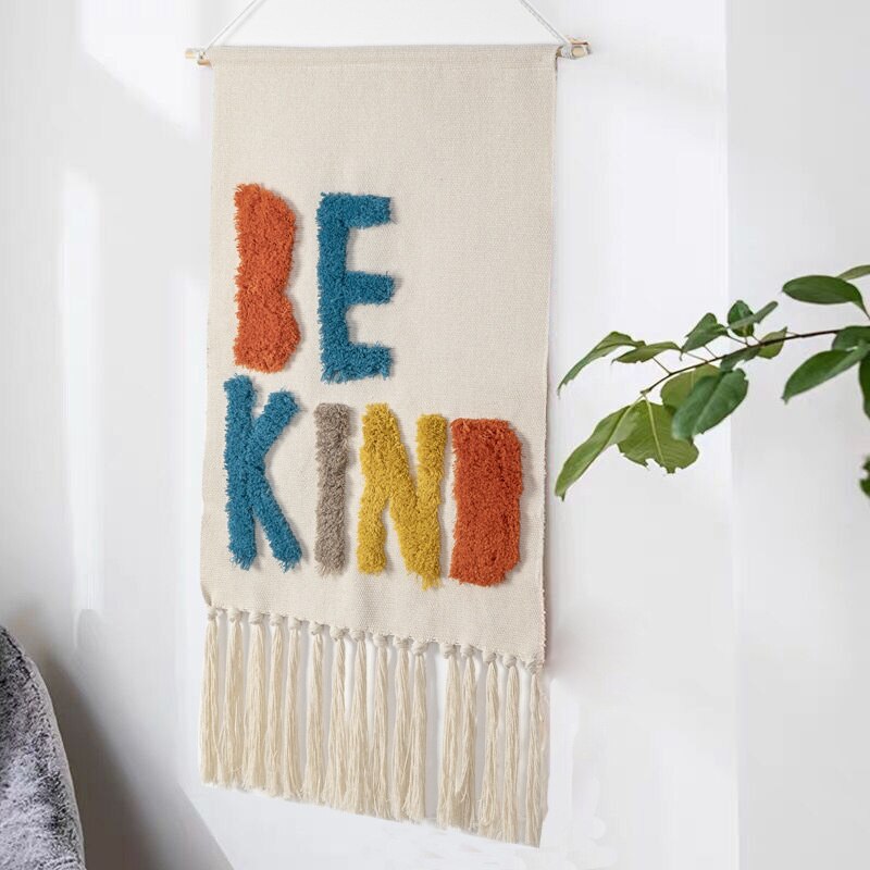 Autentisk boho veggteppe, håndvevd av bærekraftige naturmaterialer. Beriker interiøret med unikt preg.