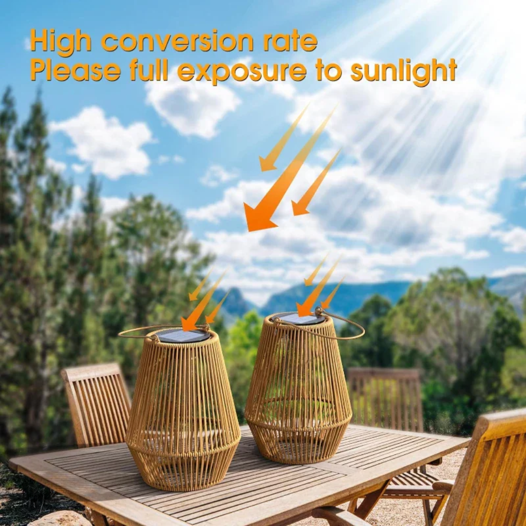Elegant håndvevd rattanlampe for uteplass. Vanntett solcellelampe gir koselig hagebelysning med LED-lys.